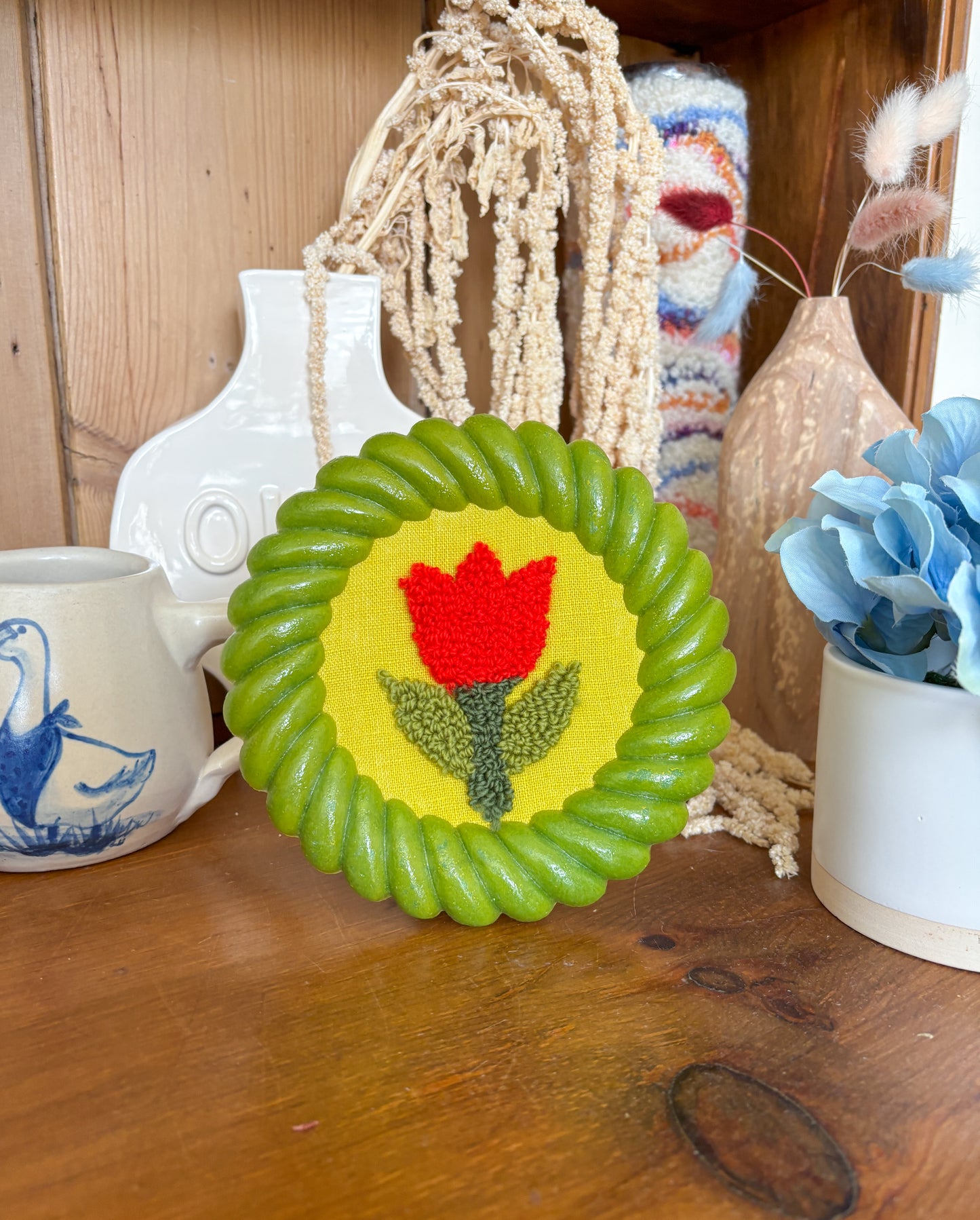 Tulip in Green Round Frame