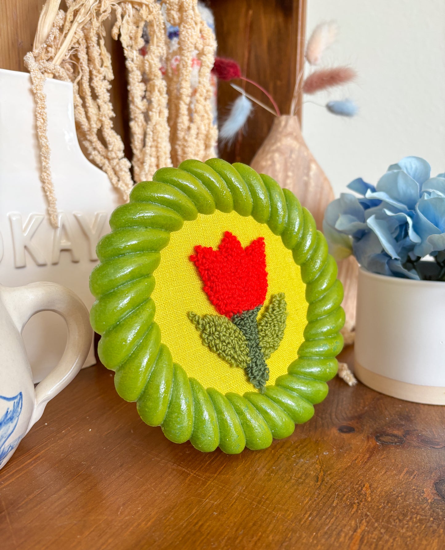 Tulip in Green Round Frame