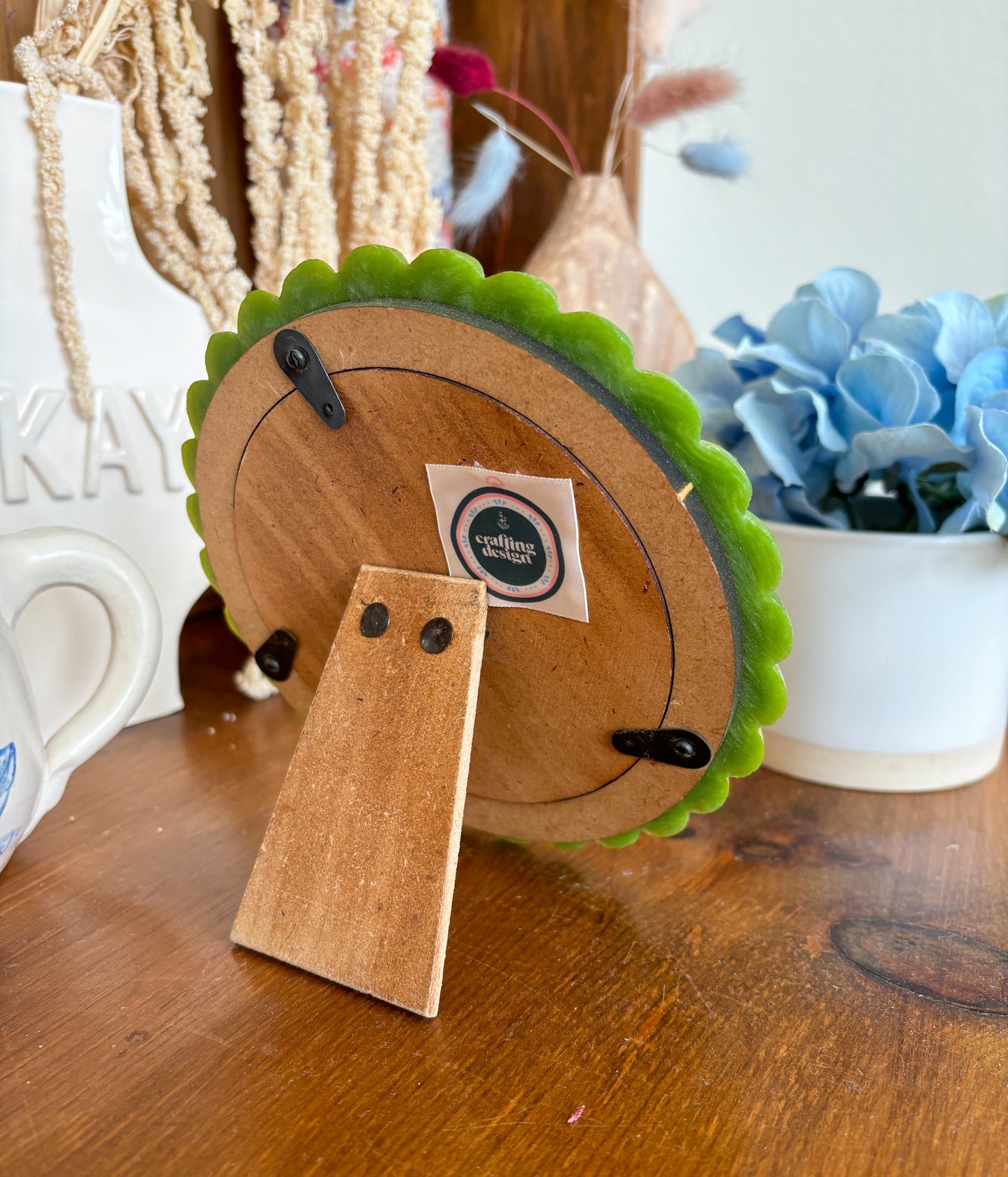 Tulip in Green Round Frame