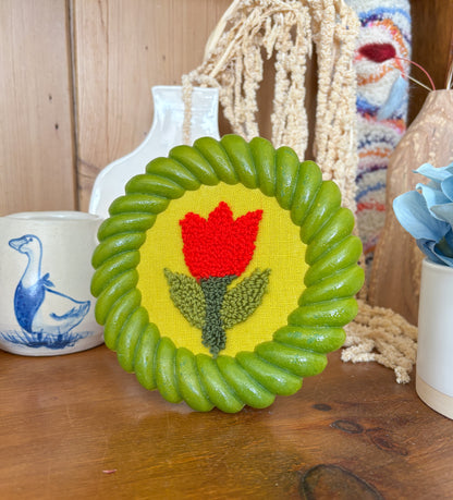 Tulip in Green Round Frame