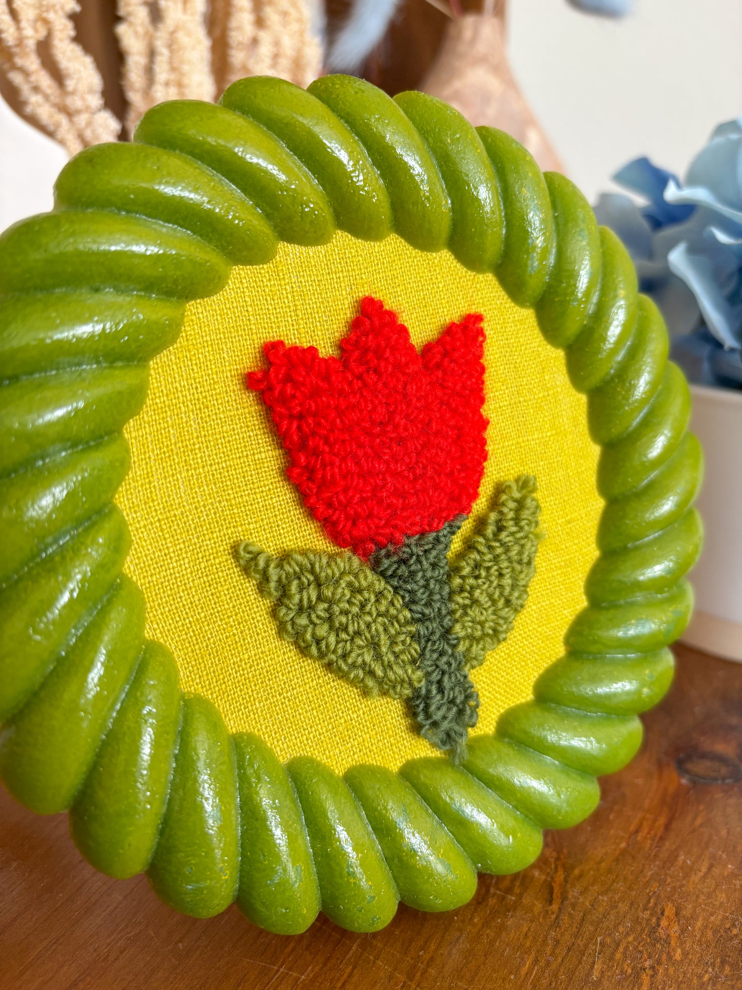 Tulip in Green Round Frame