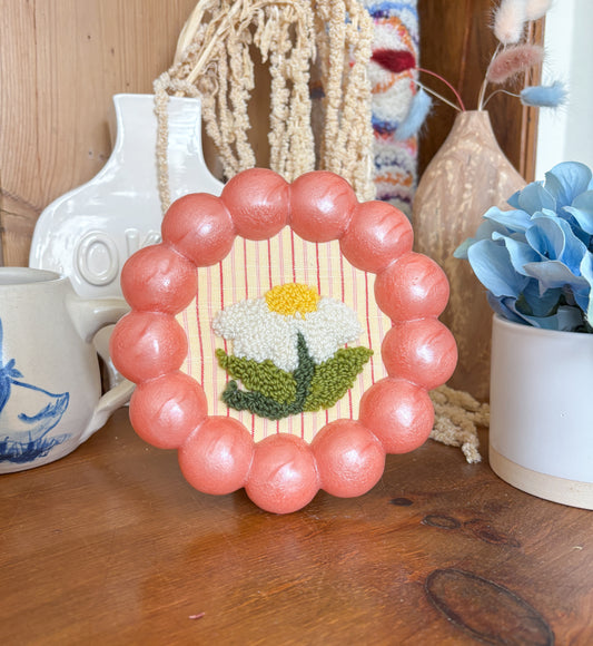 Daisy in Pink Round Frame